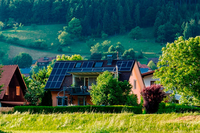 casa en el campo con placas solares